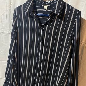 BUTTON DOWN SHIRT W. BLACK AND WHITE STRIPS.